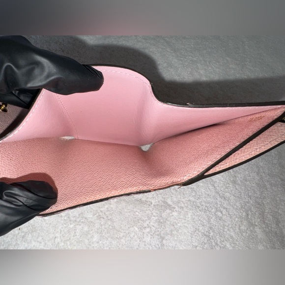 🚨SOLD🚨Louis Vuitton with COA Damier Ebene Zoe Wallet Rose Ballerine. - Picture 11 of 13